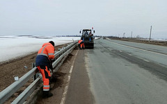 Дороги в Кировской области начали очищать от мусора