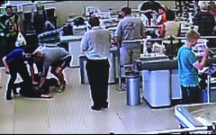Покупатель и охранник магазина обезвредили преступника, который приставил нож к шее кассира. Видео