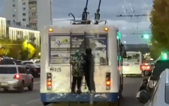 В Кирове подростки катаются на троллейбусах снаружи