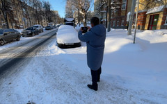 В Кирове неправильная парковка автомобилей мешает работе общественного транспорта