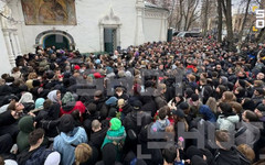 Толпа у церкви и ОМОН: как проходит прощание с Пашей Техником