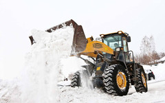 Кировские коммунальщики устраняют последствия снегопада