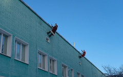 Два Деда Мороза спустились с крыши в больницу Кирова