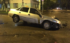 В Кирове такси провалилось в дыру на перекрёстке