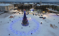 На Театральной площади открылся новогодний городок