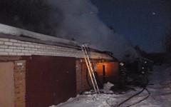 В Кирове горели два гаража с автомобилями внутри