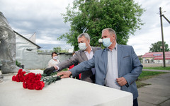 Рахим Азимов возложил цветы к обновленному памятнику героям войны в деревне Стулово