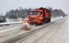 На дорогах Кировской области работает 167 машин для уборки снега