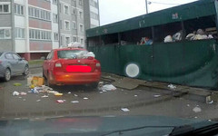 В Чистых прудах закидали мусором автомобиль, который был припаркован у контейнеров