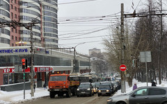 На Октябрьском проспекте из-за обрыва проводов затруднено движение