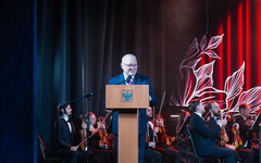 Губернатор Соколов вручил награды кировчанкам