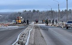 На Новом мосту ограничено движение из-за перевернувшегося прицепа лесовоза