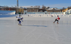 На кировском стадионе "Динамо" прошли ежегодные престижные соревнования по скоростному бегу на коньках