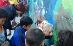 В Слободском школьники разрисовали детскую поликлинику