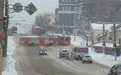 На улице Ленина троллейбус развернуло поперёк движения