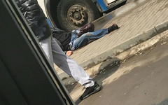 На автобусной остановке в Кирове неизвестные ножом ранили мужчину