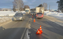 В Слободском районе столкнулись грузовик и две легковушки, пострадала женщина