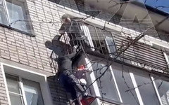 Кировчанин, который спас ребёнка от падения с балкона, получил благодарность от главы областного Следкома