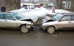 В Чистых Прудах «Ауди» устроила лобовую атаку «девятке»