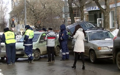 Прямо сейчас на Театральной площади Кирова ликвидируют тройное ДТП (ВИДЕО)
