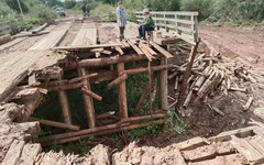 Жители деревни Вогульцы оказались в изоляции после обрушения моста