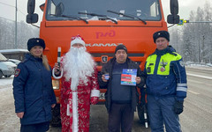 
								Кировские автоинспекторы раздали водителям чай
							