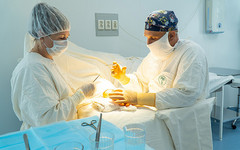 Кировские врачи прооперировали мужчину со сложной опухолью в кисти