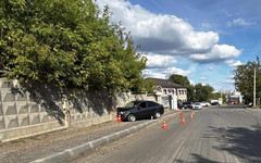 В Кирове «Лада Гранта» съехала с дороги и врезалась в забор
