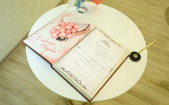 Кировская семья отмечает хрустальную свадьбу: 15 лет любви, начавшейся с поклейки обоев