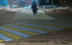 В Кирове пешеходная зебра устроила на проезжей части «дискотеку»
