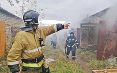 В Вятских Полянах при пожаре сгорела кровля 12 гаражей
