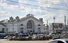 На кировском вокзале на глазах у людей убили мужчину