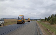 В Уржумском районе укладывают новый асфальт на трассе