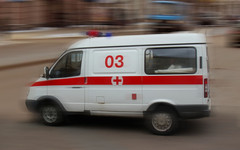 В Омутнинске мужчина выпрыгнул из окна, чтобы спастись от грабителя с костылём