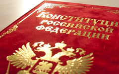 Российские власти соблюдают Конституцию лишь отчасти, считают 64% россиян