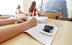 В Госдуме хотят ужесточить требования к запрету телефонов в школах