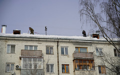 МЧС предупреждает кировчан об опасности схода снега и наледи с крыш