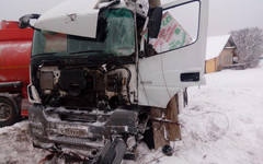 В Кировской области водитель грузовика врезался в опоры ЛЭП и погиб