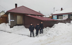 В Кировской области на 8-летнего ребенка сошел пласт снега