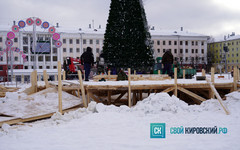 На Театральной площади демонтируют новогодний городок