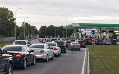 Кому можно заправиться без очереди на АЗС: перечень льготников