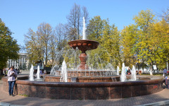 В Кирове протекает фонтан на Театральной площади