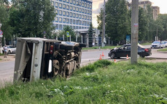 В Кирове в результате ДТП перевернулась иномарка. Пострадали два малолетних ребёнка