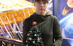 Кировская мастерица сделала дымковскую ёлку в космическом стиле