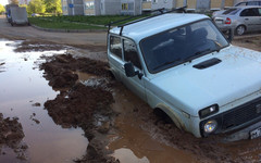 В кировском дворе внедорожник утонул в грязи