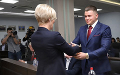 Павел Валенчук и Михаил Ковязин получили удостоверения депутатов