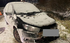 В Кирове автомобиль врезался в опору ЛЭП