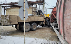 На Луганской КамАЗ столкнулся с грузовым поездом