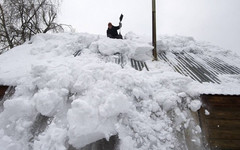 В Нововятске женщину завалило снегом с крыши