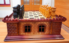 Осужденный в Кировской области создал шахматы в виде крепости с подсветкой